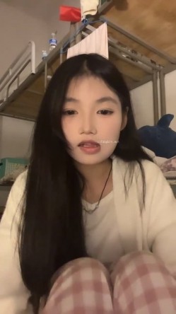 正宗校花学妹，【十四诗】，宿舍今天空无一人，躲在下铺蚊帐里，掏出玩具插屄，极品反差眼镜妹，乖乖女也疯狂 截图5