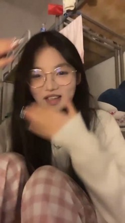 正宗校花学妹，【十四诗】，宿舍今天空无一人，躲在下铺蚊帐里，掏出玩具插屄，极品反差眼镜妹，乖乖女也疯狂 截图6