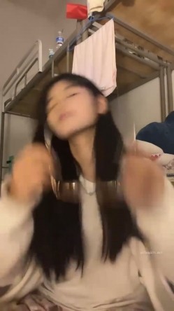 正宗校花学妹，【十四诗】，宿舍今天空无一人，躲在下铺蚊帐里，掏出玩具插屄，极品反差眼镜妹，乖乖女也疯狂 截图7