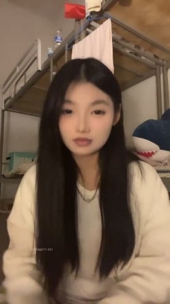 正宗校花学妹，【十四诗】，宿舍今天空无一人，躲在下铺蚊帐里，掏出玩具插屄，极品反差眼镜妹，乖乖女也疯狂 截图8
