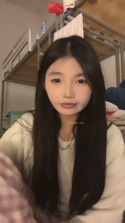 正宗校花学妹，【十四诗】，宿舍今天空无一人，躲在下铺蚊帐里，掏出玩具插屄，极品反差眼镜妹，乖乖女也疯狂 截图10