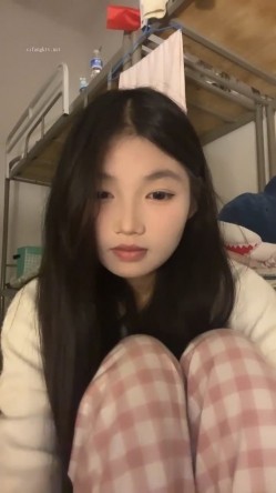 正宗校花学妹，【十四诗】，宿舍今天空无一人，躲在下铺蚊帐里，掏出玩具插屄，极品反差眼镜妹，乖乖女也疯狂 截图12