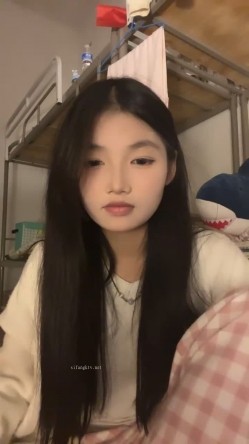 正宗校花学妹，【十四诗】，宿舍今天空无一人，躲在下铺蚊帐里，掏出玩具插屄，极品反差眼镜妹，乖乖女也疯狂 截图13