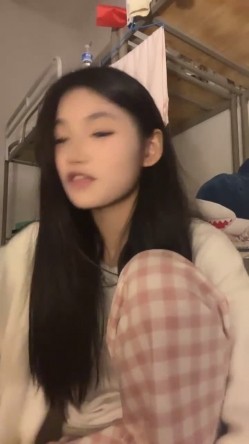 正宗校花学妹，【十四诗】，宿舍今天空无一人，躲在下铺蚊帐里，掏出玩具插屄，极品反差眼镜妹，乖乖女也疯狂 截图14