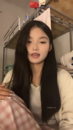 正宗校花学妹，【十四诗】，宿舍今天空无一人，躲在下铺蚊帐里，掏出玩具插屄，极品反差眼镜妹，乖乖女也疯狂 截图15