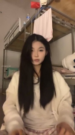 正宗校花学妹，【十四诗】，宿舍今天空无一人，躲在下铺蚊帐里，掏出玩具插屄，极品反差眼镜妹，乖乖女也疯狂 截图16