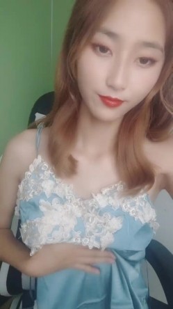玉女掌门人露脸颜值不错，睡衣黑丝诱惑，跟狼友互动撩骚，慢慢脱光逼逼里塞着跳蛋抽插特写展示，精彩不断 截图1