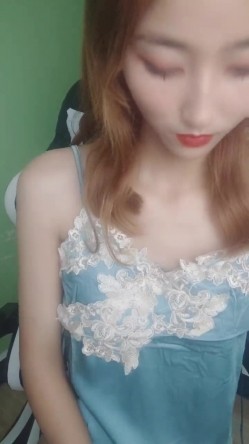 玉女掌门人露脸颜值不错，睡衣黑丝诱惑，跟狼友互动撩骚，慢慢脱光逼逼里塞着跳蛋抽插特写展示，精彩不断 截图4