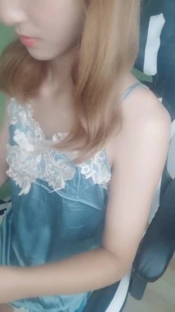 玉女掌门人露脸颜值不错，睡衣黑丝诱惑，跟狼友互动撩骚，慢慢脱光逼逼里塞着跳蛋抽插特写展示，精彩不断 截图5