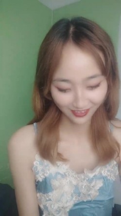 玉女掌门人露脸颜值不错，睡衣黑丝诱惑，跟狼友互动撩骚，慢慢脱光逼逼里塞着跳蛋抽插特写展示，精彩不断 截图12