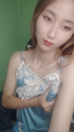 玉女掌门人露脸颜值不错，睡衣黑丝诱惑，跟狼友互动撩骚，慢慢脱光逼逼里塞着跳蛋抽插特写展示，精彩不断 截图14