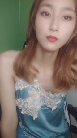 玉女掌门人露脸颜值不错，睡衣黑丝诱惑，跟狼友互动撩骚，慢慢脱光逼逼里塞着跳蛋抽插特写展示，精彩不断 截图15
