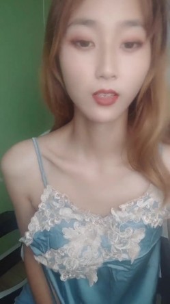 玉女掌门人露脸颜值不错，睡衣黑丝诱惑，跟狼友互动撩骚，慢慢脱光逼逼里塞着跳蛋抽插特写展示，精彩不断 截图16