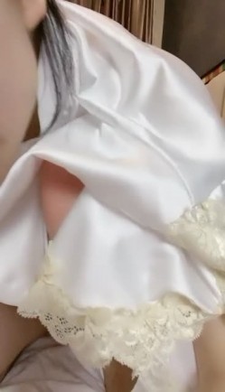 一线天美穴新人气质大美女黑丝高跟鞋诱惑，手指扣穴操作灵活，咬唇一脸享受娇喘，扭动大白美臀晃动奶子 截图7