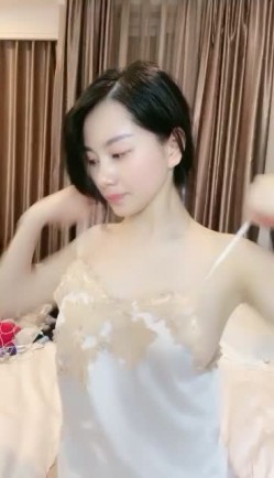 一线天美穴新人气质大美女黑丝高跟鞋诱惑，手指扣穴操作灵活，咬唇一脸享受娇喘，扭动大白美臀晃动奶子 截图12