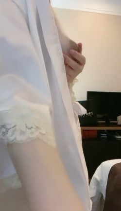 一线天美穴新人气质大美女黑丝高跟鞋诱惑，手指扣穴操作灵活，咬唇一脸享受娇喘，扭动大白美臀晃动奶子 截图15