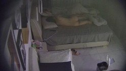 酒店偷拍反差婊气质妹子刚进入酒店就褪下裙子迫不及待等待男友的大屌插入 截图15