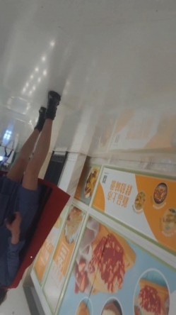 偷拍大师商场四处游荡尾随颜值美女偷拍裙底风光 ️扶手电梯CD个有小跟班没穿内裤的丝袜靓模4K高清版 截图1