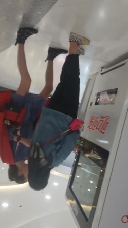 偷拍大师商场四处游荡尾随颜值美女偷拍裙底风光 ️扶手电梯CD个有小跟班没穿内裤的丝袜靓模4K高清版 截图3