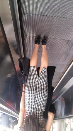 偷拍大师商场四处游荡尾随颜值美女偷拍裙底风光 ️扶手电梯CD个有小跟班没穿内裤的丝袜靓模4K高清版 截图7