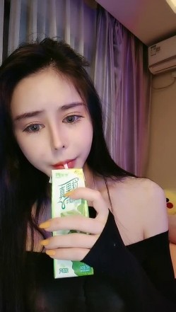 空乘小姐姐下海-馨馨-蛇美妖，黑丝包裹两片大乳房，乳摇甚是迷人！ 截图9
