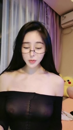 空乘小姐姐下海-馨馨-蛇美妖，黑丝包裹两片大乳房，乳摇甚是迷人！ 截图14