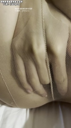 眼镜反差女大学生，被男友偷拍实录，妹子穿着性感的JK制服和连衣裙被男友无情爆操，表情真的太丰富了 截图7