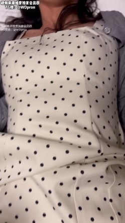 眼镜反差女大学生，被男友偷拍实录，妹子穿着性感的JK制服和连衣裙被男友无情爆操，表情真的太丰富了 截图15