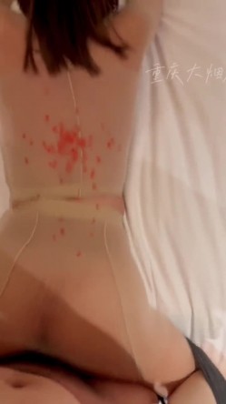推特优质超强调教大佬【Big烟枪】神作3P群P女女百合一字马大量潮喷露脸各种刺激调教 今晚虚脱了原来蜡烛真的会爽 截图16