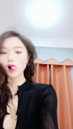 明星颜值健身女神！性感热舞抖臀！绝活站立一字马，扒开闺蜜内裤看穴，自摸掰紧致小穴 截图12