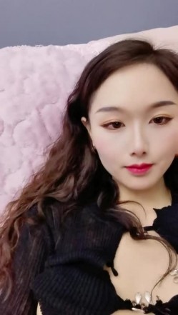 明星颜值健身女神！性感热舞抖臀！绝活站立一字马，扒开闺蜜内裤看穴，自摸掰紧致小穴 截图16