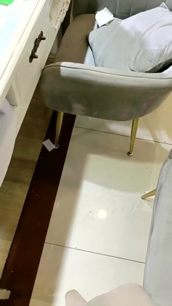震撼！淫荡骚妇，疯狂露出，【生理老师在户外】餐厅对面大叔看的目瞪口呆！典型的马路杀手 截图12