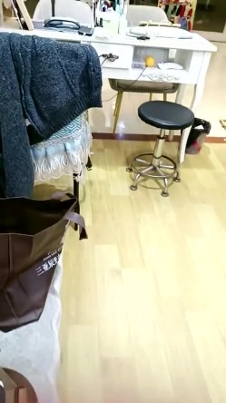 震撼！淫荡骚妇，疯狂露出，【生理老师在户外】餐厅对面大叔看的目瞪口呆！典型的马路杀手 截图14