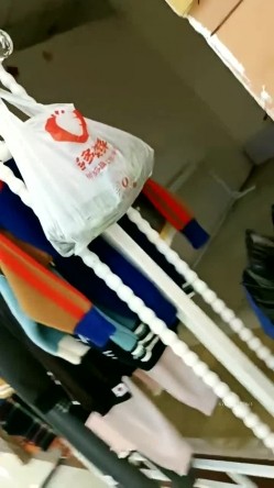 震撼！淫荡骚妇，疯狂露出，【生理老师在户外】餐厅对面大叔看的目瞪口呆！典型的马路杀手 截图16