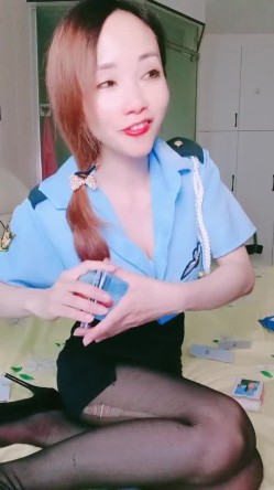 【女警情趣制服新骚货】黑丝美腿大战炮友，掏出大屌一顿嗦，主动骑乘爆插骚逼，太爽了高潮喷水，69互舔新姿势猛操 截图4