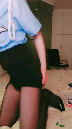 【女警情趣制服新骚货】黑丝美腿大战炮友，掏出大屌一顿嗦，主动骑乘爆插骚逼，太爽了高潮喷水，69互舔新姿势猛操 截图5