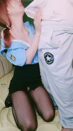 【女警情趣制服新骚货】黑丝美腿大战炮友，掏出大屌一顿嗦，主动骑乘爆插骚逼，太爽了高潮喷水，69互舔新姿势猛操 截图7