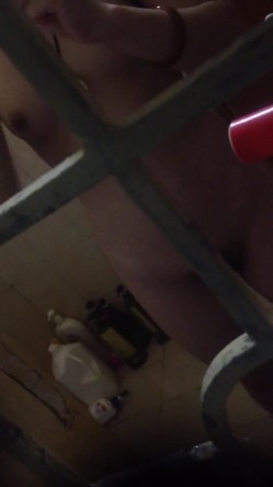 半夜睡不着出租屋窗外偷窥邻居打工妹洗澡让人有一种想强奸的冲动 截图3