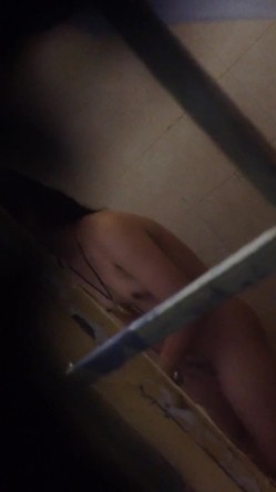 半夜睡不着出租屋窗外偷窥邻居打工妹洗澡让人有一种想强奸的冲动 截图12