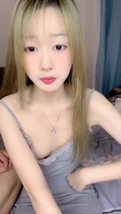 清纯大学生【黑丝美少女】跟男友家中创业赚钱炮火连天小穴被插得快要肿了 截图1
