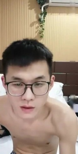 实力男神主播小磊哥和老铁约炮淫骚少妇到酒店开房3P大战 截图11