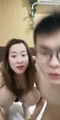 实力男神主播小磊哥和老铁约炮淫骚少妇到酒店开房3P大战 截图12
