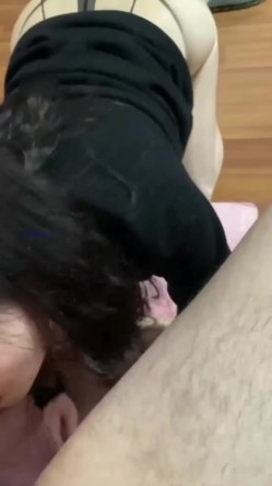 超顶反差婊少妇公务员美熟女【蓝阿姨】厚厚的红唇显得无比性感，口交舌功了得 截图10