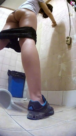 ️贵在真实，写字间公共女蹲厕全景偷拍，络绎不绝小姐姐方便 截图9