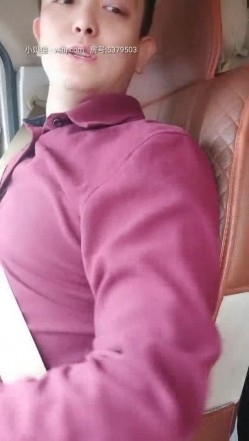 帅哥靓妹闹市区的豪车内，拉着车帘激情啪啪，露脸口交大鸡巴压在小嫂子身上放肆抽插，直接内射精彩刺激 截图1