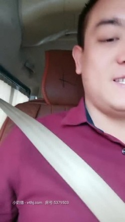 帅哥靓妹闹市区的豪车内，拉着车帘激情啪啪，露脸口交大鸡巴压在小嫂子身上放肆抽插，直接内射精彩刺激 截图2