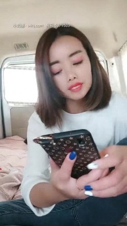 帅哥靓妹闹市区的豪车内，拉着车帘激情啪啪，露脸口交大鸡巴压在小嫂子身上放肆抽插，直接内射精彩刺激 截图3