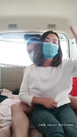 帅哥靓妹闹市区的豪车内，拉着车帘激情啪啪，露脸口交大鸡巴压在小嫂子身上放肆抽插，直接内射精彩刺激 截图5