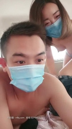 帅哥靓妹闹市区的豪车内，拉着车帘激情啪啪，露脸口交大鸡巴压在小嫂子身上放肆抽插，直接内射精彩刺激 截图6