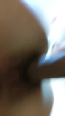 牛仔短裤贫乳新人美女和炮友两场啪啪，特写深喉口交掰穴舔逼，干起来特别爽拨开裤子插入，上位骑乘后入猛操 截图3